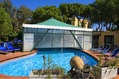 La piscina termale semicoperta 32/33° con solarium attrezzato.