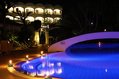 La piscina termale esterna di sera.