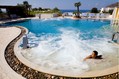 La piscina termale esterna con idromassaggi e cascate cervicali.