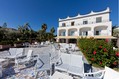 La terrazza dell'Hotel con vista sul mare.