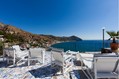 La terrazza dell'Hotel con vista sul mare.