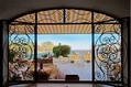 La terrazza dell'Hotel con vista sul mare.