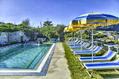 Piscina con solarium attrezzato.