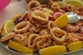 Piatti tipici, frittura calamari e gamberi.