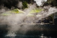 Piscina termale esterna con cascata cervicale e solarium attrezzato.