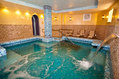 La piscina termominerale coperta “Wellness” 34° con doccia cervicale, idromassaggi ed area relax.