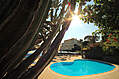 Piscina Hibiscus completamente immersa nel verde.