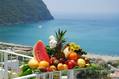 Vassoio di frutta che potrete gustare con vista sul mare.