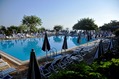 Piscina termale nel parco con solarium attrezzato.