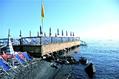 Pontile attrezzato sul mare.